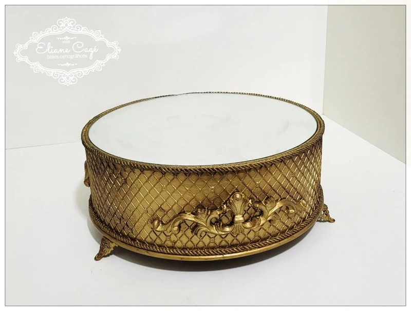 Boleira ornamentada em composição elegante