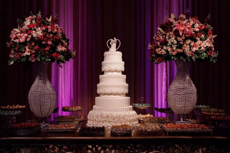 Bolo cenográfico alto em ambiente de casamento
