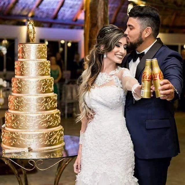 Bolo cenográfico dourado com acabamento ornamentado