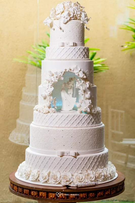 Bolo cenográfico branco e delicado para casamento