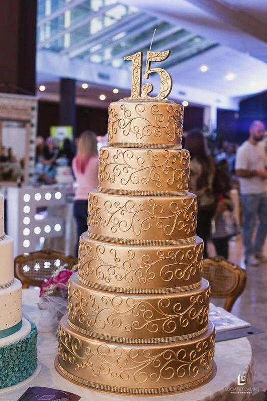 Bolo cenográfico dourado para festa de 15 anos