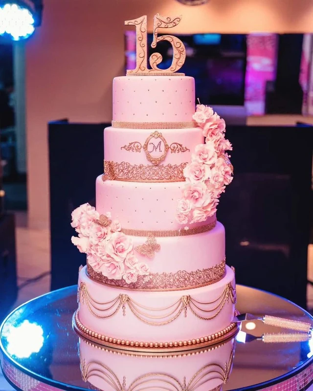 Bolo cenográfico rosa e dourado para festa de 15 anos